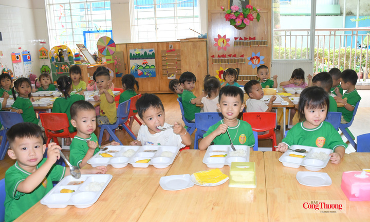 Các bé Trường Mầm non Bông Sen dùng “Suất ăn theo tiêu chuẩn Tick xanh trách nhiệm”  trong bữa trưa tại trường.