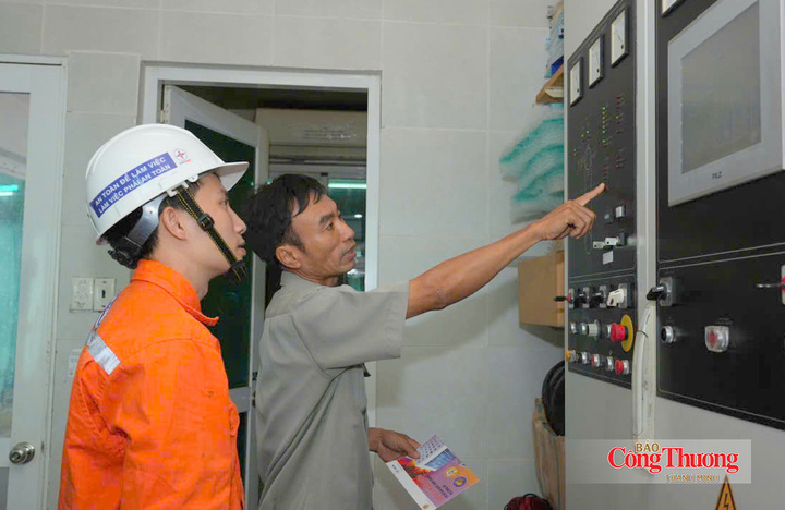 Nhân viên ngành điện TP. Hồ Chí Minh hỗ trợ khách hàng kiểm tra thiết bị điện trước mùa. mưa bão.