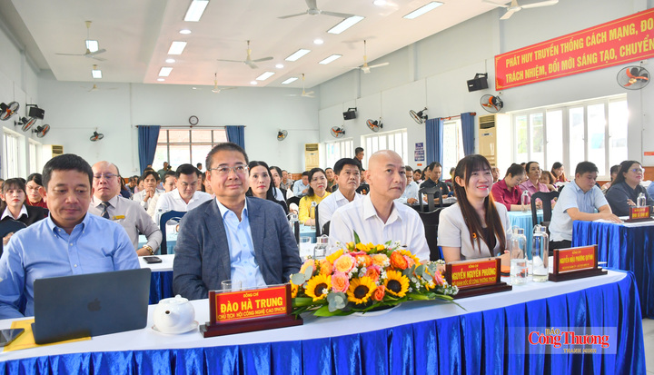 Lãnh đạo Sở Công Thương TP. Hồ Chí Minh và các đại biểu tham dự sự kiện.