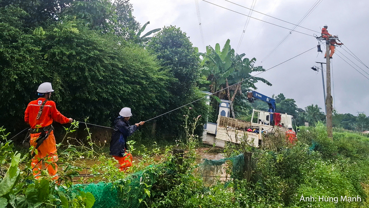 Nhân viên Điện lưc Như Xuân khắc phục điện do thiên tai.