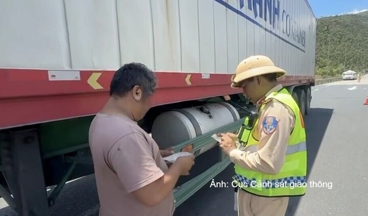 Lực lượng Cảnh sát giao thông kiểm tra người điều khiển phương tiện lái xe quá 4 giờ.