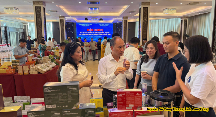 Các đại biểu tỉnh Bắc Ninh trải nghiệm sản phẩm đặc trưng của tỉnh Lâm Đồng.