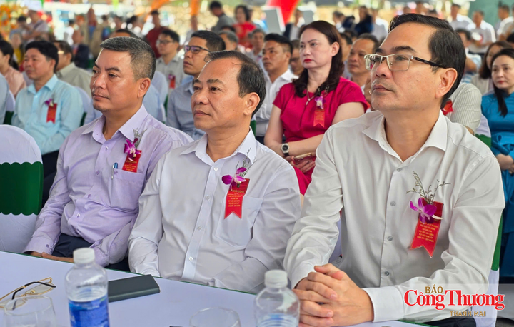 Ông Đoàn Hữu Dũng, Bí thư Đảng ủy phường Diên Hồng (giữa) tại lễ khởi công.