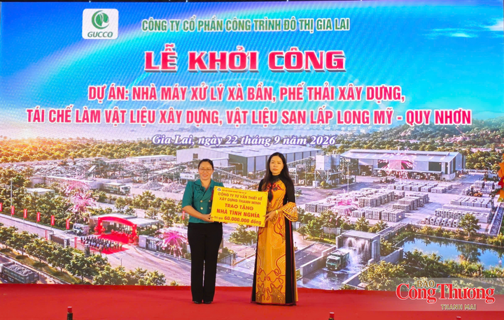 Hiệp hội doanh nghiệp tỉnh Gia Lai trao biểu trưng nhà tình nghĩa.