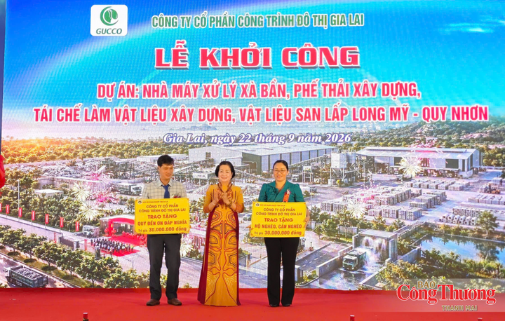 Bà Nguyễn Thị Sen - Chủ tịch HĐQT kiêm Tổng Giám đốc Công ty CP Công trình đô thị Gia Lai trao biểu trưng quỹ an sinh xã hội.