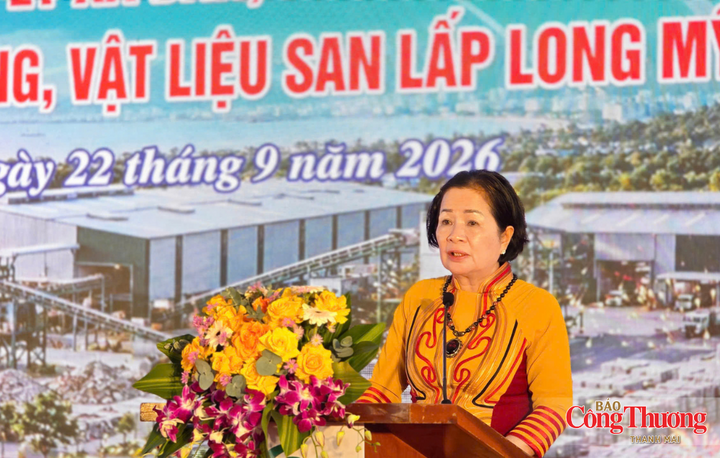 Bà Nguyễn Thị Sen, Chủ tịch HĐQT kiêm Tổng Giám đốc Công ty CP Công trình đô thị Gia Lai phát biểu tại lễ khởi công.