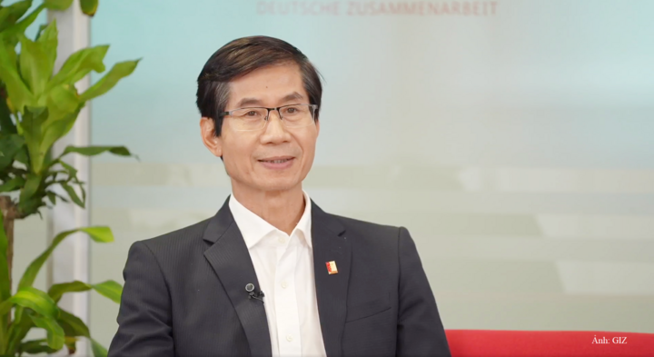 PGS.TS Phạm Hoàng Lương, giảng viên cao cấp về Công nghệ và Chính sách năng lượng của Đại Học Bách Khoa Hà Nội, Phó Chủ tịch Hiệp hội Năng lượng sạch Việt Nam.