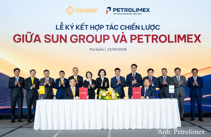 Ông Nguyễn Mạnh Quân - Phó Tổng Giám đốc Tập đoàn Sun Group và ông Nguyễn Quang Dũng - Phó Tổng Giám đốc Petrolimex ký kết Thỏa thuận hợp tác chiến lược giữa hai tập đoàn