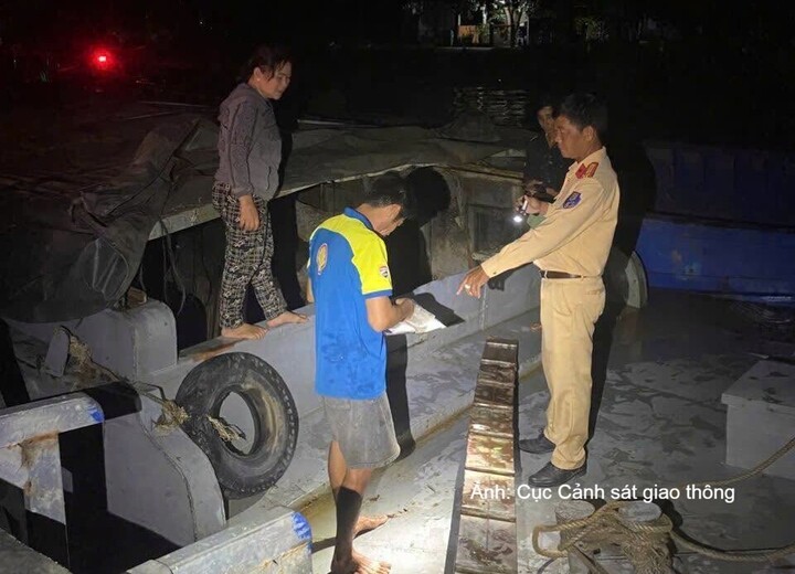 Lực lượng Cảnh sát giao thông kiểm tra lái tàu thủy có hành vi chở khoáng sản (đất) không rõ nguồn gốc xuất xứ.
