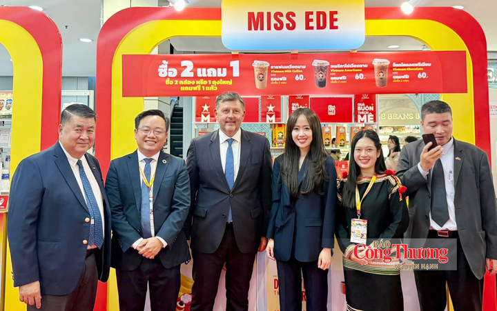 Gian hàng của Miss Ede tại Tuần lễ Việt Nam tại Thái Lan thu hút sự tham quan của các đại biểu, doanh nghiệp.