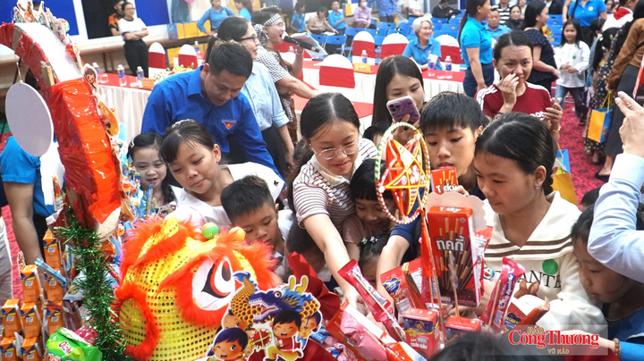 Các em nhỏ tham gia phá cỗ Tết Trung thu