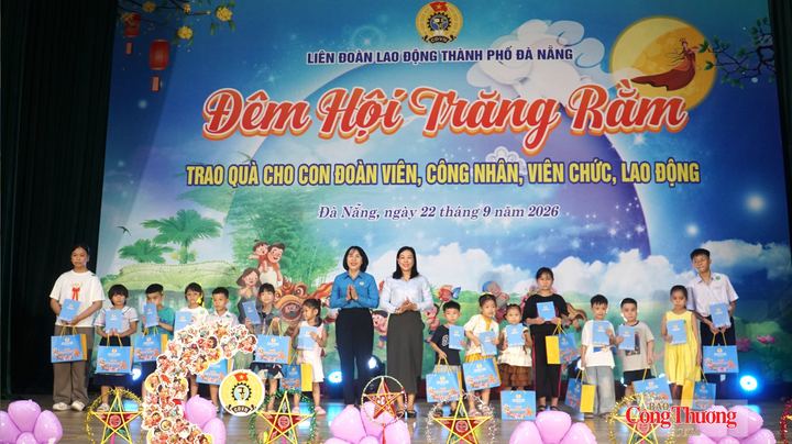 Dịp Tết Trung thu năm nay, Liên đoàn Lao động TP. Đà Nẵng trao 8.000 phần quà cho các em nhỏ là con đoàn viên, công nhân, viên chức, lao động có hoàn cảnh khó khăn