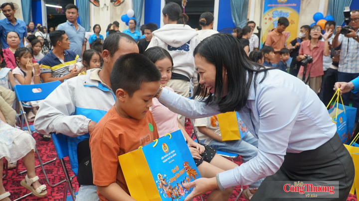 Lãnh đạo TP. Đà Nẵng xuống tận nơi trao quà cho các em nhỏ