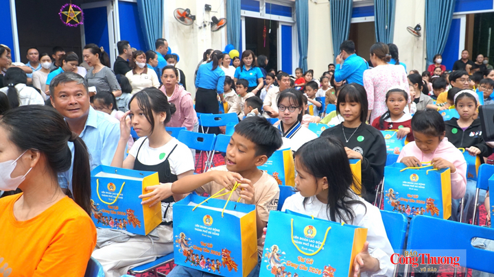 Những phần quà là một lời nhắn gửi ấm áp và yêu thương đến các em nhỏ