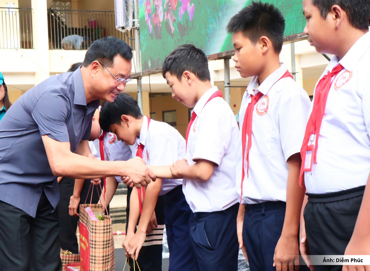 Đại diện Thành ủy Đà Nẵng và Bộ CHQS thành phố trao quà tặng Ban giám hiệu và 60 học sinh của 6 trường liên cấp (Đắc Pring, La Êê, La Dêê, Hùng Sơn,Tây Giang và AVương).
