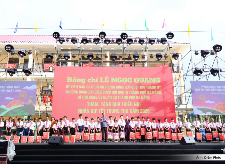 Những món quà nhỏ được chuẩn bị chu đáo, góp thêm niềm vui cho các em học sinh vùng biên trong dịp Tết Trung thu.