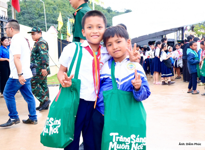 "Cả trường chúng em ai cũng vui. Năm nay vừa được học trường mới, vừa được vui Tết Trung thu. Chúng em không chỉ được nhận bánh kẹo, đồ chơi, còn có cả quần áo, giày dép mới", em Hốih Pêl bày tỏ niềm vui khi nhận được quà từ chương trình.