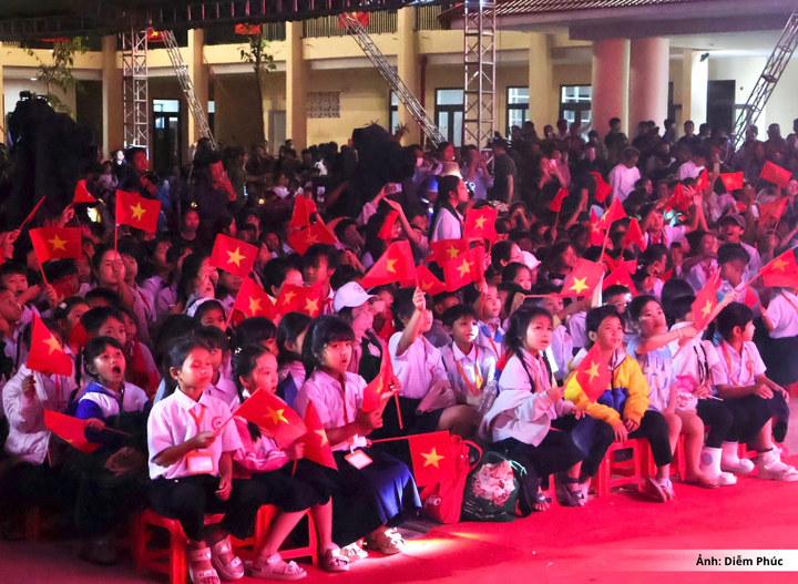 Hơn 1000 các em học sinh tập trung tại trường từ rất sớm để chờ đón những tiết mục hấp dẫn của chương trình.