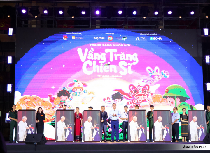 Thượng tướng Trần Quang Phương trao quà tặng 6 trường nội trú liên cấp.