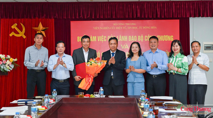 Thứ trưởng Bộ Công Thương Nguyễn Việt Sơn trao quyết định về công tác cán bộ đối với ông Trần Mạnh Hà.
