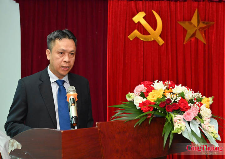 Thứ trưởng Nguyễn Việt Sơn phát biểu chỉ đạo buổi làm việc.