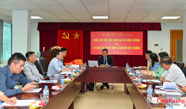 Toàn cảnh buổi làm việc.