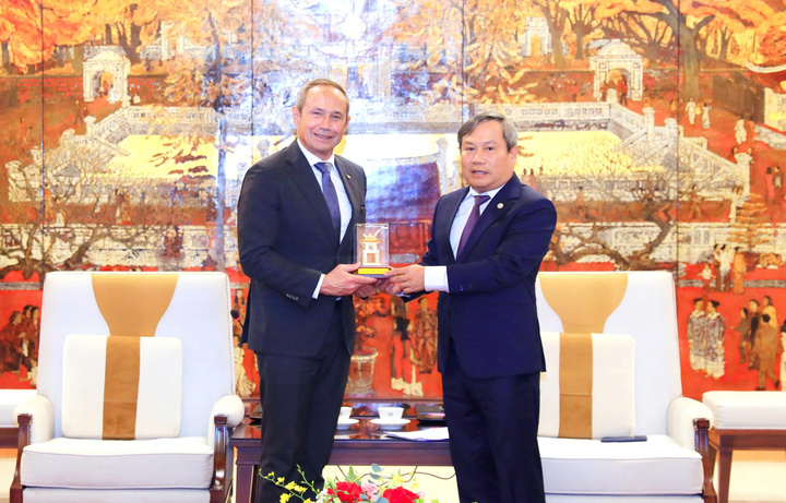 Chủ tịch UBND TP. Hà Nội Vũ Đại Thắng và Thủ hiến bang Tây Úc Roger Cook trao quà lưu niệm. Ảnh: Linh Phạm