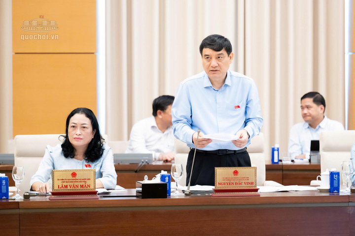 Chủ nhiệm Ủy ban Văn hóa và Xã hội Nguyễn Đắc Vinh trình bày báo cáo thẩm tra dự án Luật. Ảnh: Vũ Hiếu