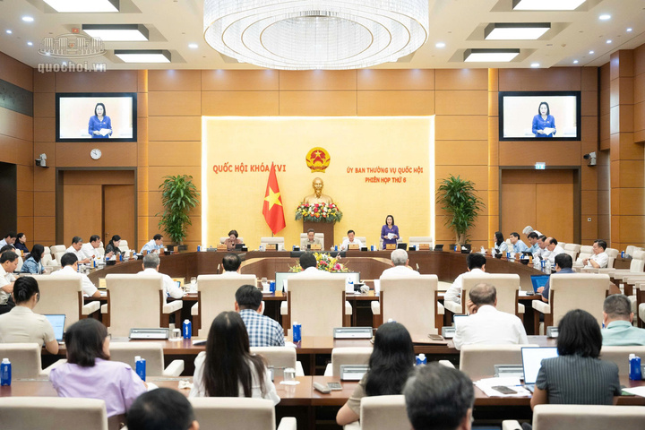 Ủy ban Thường vụ Quốc hội cho ý kiến về dự án Luật sửa đổi, bổ sung một số điều của Luật Bảo hiểm xã hội. Ảnh: Vũ Hiếu