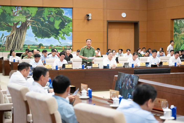 Thượng tướng Phạm Thế Tùng, Thứ trưởng Bộ Công an trình bày Tờ trình tóm tắt dự án Luật Định danh và xác thực điện tử. Ảnh: Vũ Hiếu
