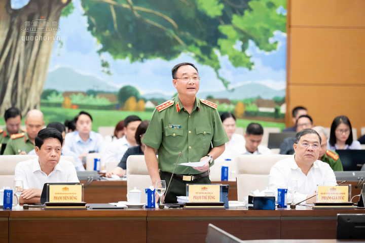 Thượng tướng Phạm Thế Tùng, Thứ trưởng Bộ Công an trình bày tóm tắt dự án Luật. Ảnh: Vũ Hiếu