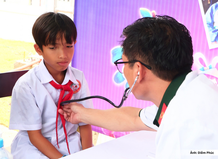 Các em học sinh được đội ngũ quân y của Bộ CHQS thành phố tận tình thăm khám, cấp thuốc và tư vấn sức khỏe miễn phí.