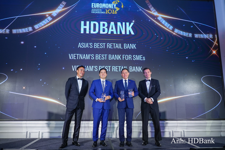 HDBank đồng thời được trao hai giải thưởng “Ngân hàng Bán lẻ tốt nhất Việt Nam” (Vietnam’s Best Retail Bank) và “Ngân hàng dành cho SME tốt nhất Việt Nam” (Vietnam’s Best Bank for SMEs).