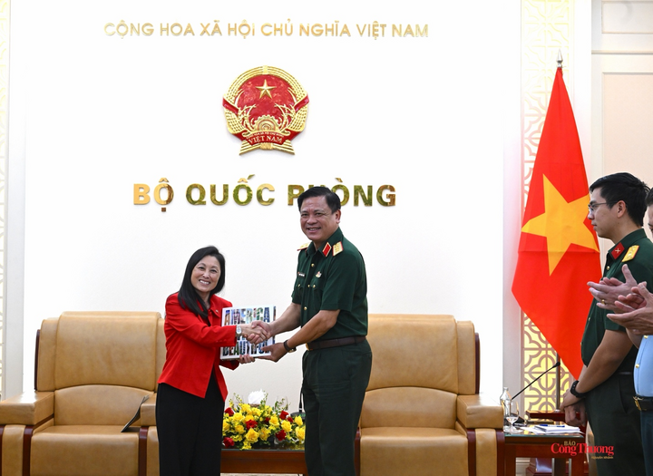 Thượng tướng Nguyễn Trường Thắng và bà Jennifer Wicks, Đại sứ đặc mệnh toàn quyền Hoa Kỳ tại Việt Nam trao quà lưu niệm.