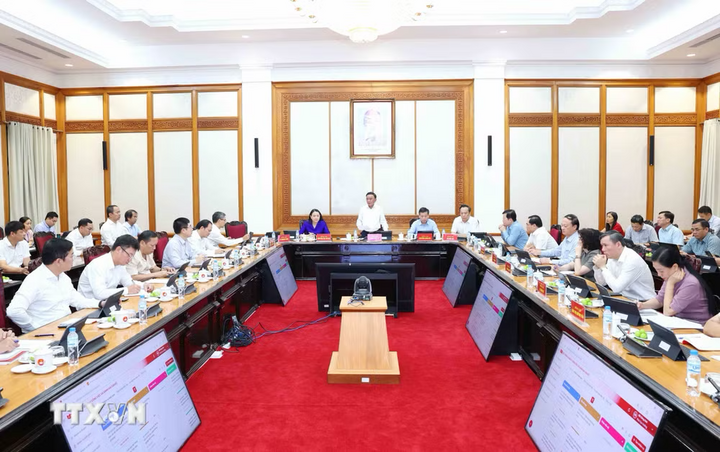 Thường trực Ban Bí thư Trần Cẩm Tú chủ trì Cuộc họp về Hệ thống giám sát, điều hành thông minh và hệ thống quản lý công việc, đánh giá cán bộ trên môi trường số. Ảnh: Phương Hoa/TTXVN