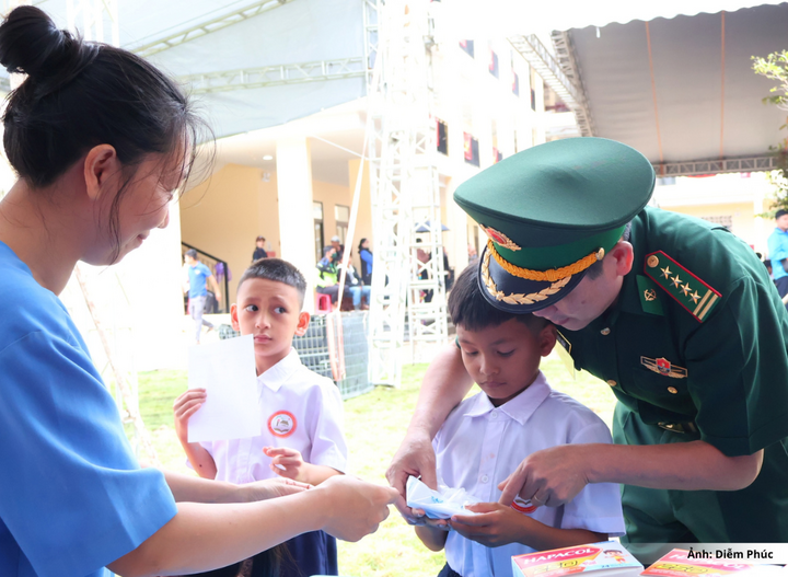 Đại tá Hoàng Văn Mẫn, Phó Chính uỷ Bộ CHQS TP. Đà Nẵng kiêm Chính ủy Ban Chỉ huy Bộ đội Biên phòng thành phố có mặt từ rất sớm để cùng tham gia các hoạt động vui Trung thu với các em học sinh.