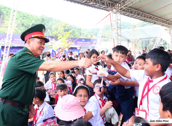 Chương trình xây dựng nên một không gian vui chơi, giải trí với nhiều hoạt động hấp dẫn như: trò chơi dân gian “Vui bước em đến trường”, đố vui pháp luật, tham quan gian hàng trưng bày sách,...