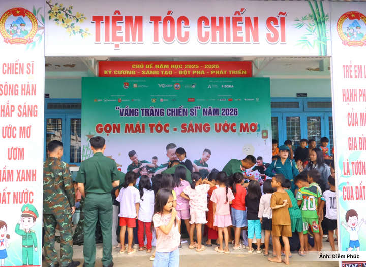 “Điểm đặc biệt trong chương trình Trung thu lần này là chúng tôi tổ chức đồng thời cho 6 trường liên cấp vừa được hoàn thành trên địa bàn thành phố. Cùng với đó, chương trình trao tặng quà cho các trường, các cô giáo có hoàn cảnh khó khăn, 100% các cháu thiếu nhi; động viên và khích lệ các em nỗ lực học tập, rèn luyện, vươn lên trong cuộc sống”, Phó Chính ủy Bộ CHQS thành phố chia sẻ.
