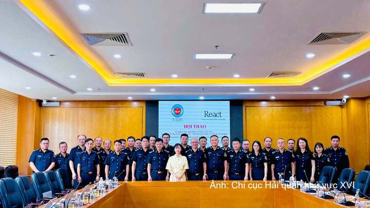 Các đại biểu chụp hình lưu niệm.