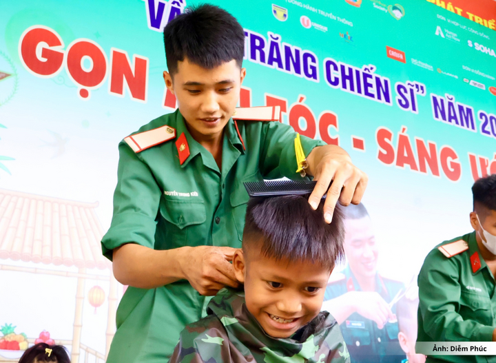 Bên cạnh đó, chương trình còn tổ chức cắt tóc miễn phí cho hơn 100 em học sinh của Trường Phổ thông nội trú Tiểu học và Trung học cơ sở Tây Giang.
