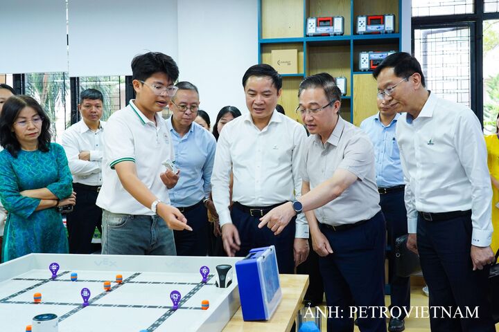 Lãnh đạo PETROVIETNAM, lãnh đạo TP. Hồ Chí Minh nghe học sinh Trường THPT Châu Thành, TP. Hồ Chí Minh giới thiệu về hoạt động tại phòng STEM. Ảnh: PETROVIETNAM
