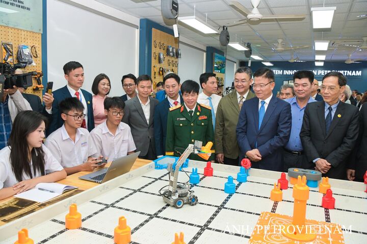 Lãnh đạo Chính phủ, lãnh đạo PETROVIETNAM tại phòng STEM Trường THPT Hàm Rồng, Thanh Hóa. Ảnh: PETROVIETNAM