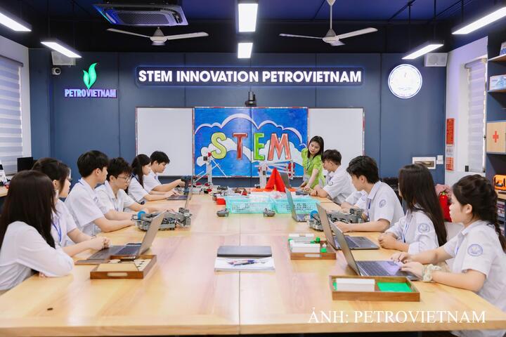Không gian phòng Lab STEM tại trường THPT Cam Đường, Lào Cai được PETROVIETNAM đầu tư nhiều trang thiết bị hiện đại, đạt chuẩn quốc tế. Ảnh: PETROVIETNAM
