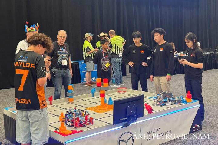 Các đội tuyển Việt Nam thi đấu đầy nỗ lực và đạt thành tích cao tại VEX Robotics World Championship 2026. Ảnh: PETROVIETNAM