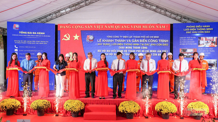 Lãnh đạo TP. Hồ Chí Minh, EVNHCMC và các đại biểu cắt băng khánh thành công trình “Xây dựng lưới điện thông minh tại Đặc khu Côn Đảo”.
