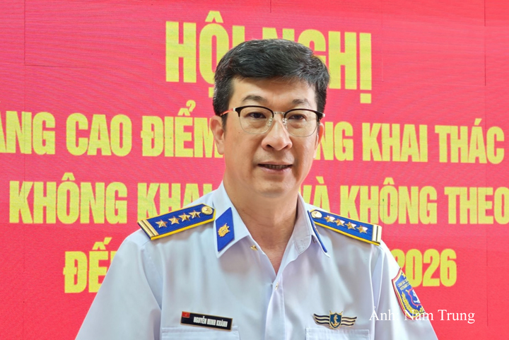 Đại tá Nguyễn Minh Khánh, Phó Tư lệnh, Tham mưu trưởng Vùng Cảnh sát biển 2 phát biểu tại hội nghị.