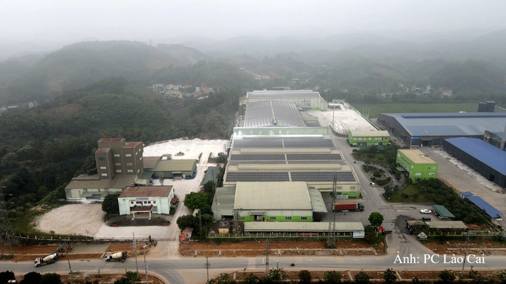 Hệ thống điện mặt trời mái nhà tại Công ty Cổ phần An Tiến có công suất lắp đặt khoảng 2,1 MWp, góp phần giảm lượng điện mua từ lưới và hướng tới sản xuất xanh, bền vững