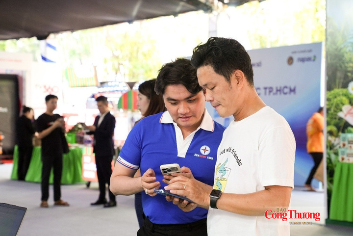 Nhân viên ngành điện TP. Hồ Chí Minh hướng dẫn khách hàng cài đặt và trải nghiệm ứng dụng số EVNHCMC.