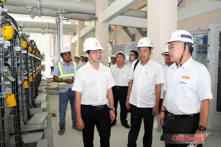 Ông Phạm Quốc Bảo, Chủ tịch HĐTV EVNHCMC (ngoài cùng, bên phải) kiểm tra tiến độ các hạng mục tại dự án Trạm 220 kV Vĩnh Lộc, được đầu tư hệ thống điều khiển, bảo vệ, đo lường và SCADA (điều khiển, giám sát và thu thập dữ liệu từ xa) công nghệ mới.