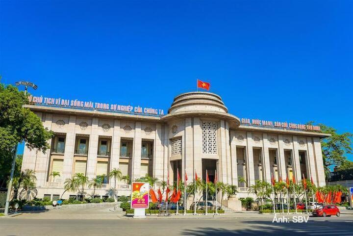 Ngân hàng Nhà nước đồng thời bơm ròng qua OMO và mở lại kênh hoán đổi ngoại tệ, tăng thêm lực hỗ trợ thanh khoản hệ thống.